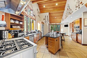 Fridge, oven, stovetop, coffee/tea maker