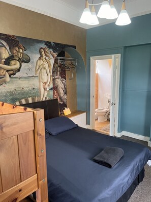 Suite, en-suite badkamer, uitzicht op tuin (Room 2 ) | Een strijkplank/strijkijzer, gratis wifi, beddengoed