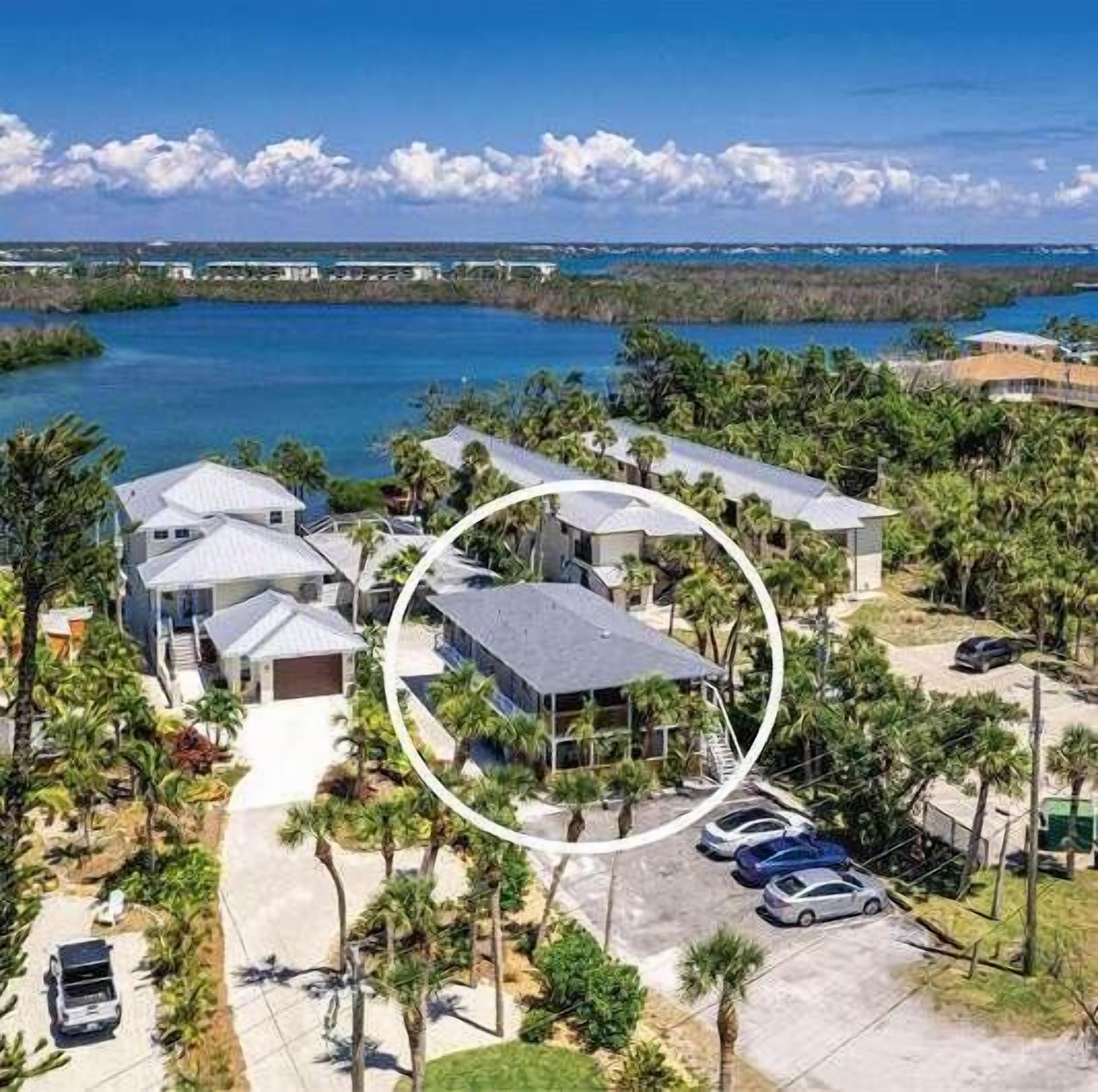 Island Condo  Sun & Fun, Deeded Beach (Suite 1)