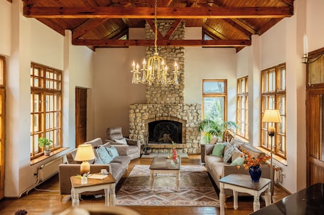 Smart TV 110 cm con canales de televisión vía satélite, Netflix