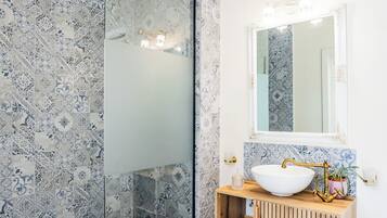 Baignoire et douche séparées, baignoire relaxante profonde