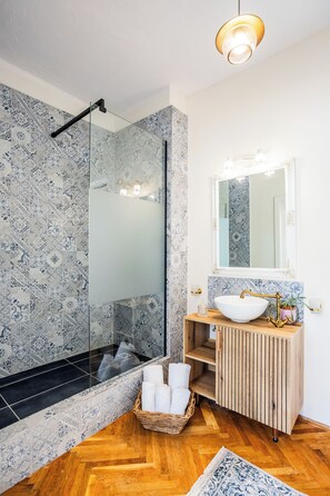 Baignoire et douche séparées, baignoire relaxante profonde