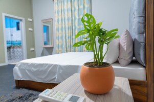 Escritorio y espacio para trabajar con laptop 