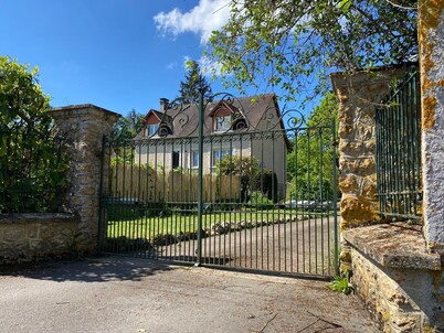 Waterfront Retreat: Spacious 6-Bedroom House with Parking, Modern Amenities, and Veranda for Relaxation