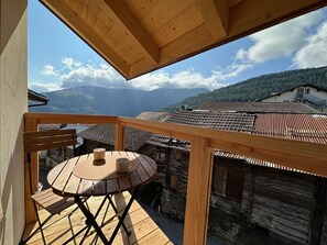 Outdoor dining - Pilànous Residence - E-Alpine Suite - Swiss Alps (Haute-Nendaz)