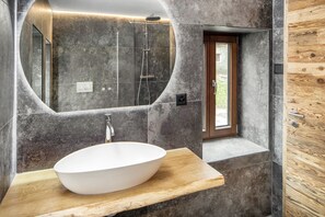 Douche, séchoir à cheveux, serviettes fournies