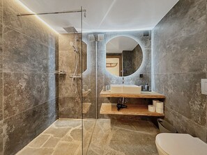 Douche, séchoir à cheveux, serviettes fournies