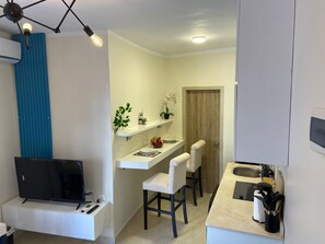 Apartment | Private kitchen | Fridge, microwave, oven, stovetop - Chic Stylish Spacious Apt Poolside, Smarttv & Wifi (Hurghada)