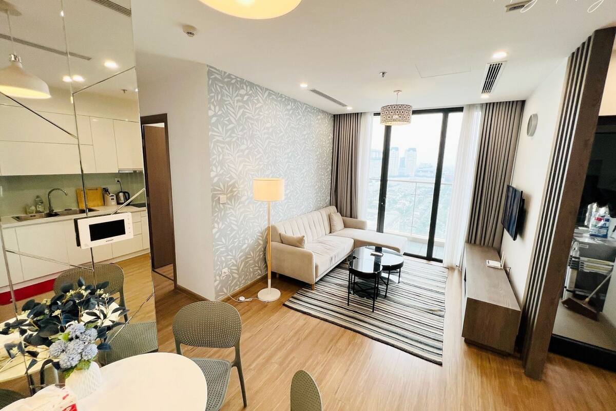 Eine moderne Wohnung mit Küche, Wohnbereich und Balkon.