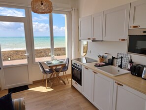 Een koelkast, een microgolfoven, een oven, een kookplaat