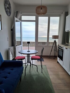 Televisor intel·ligent i llibres 