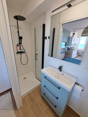Shower, eco-friendly toiletries, hair dryer, towels - Nouveaute : Front DE MER Neuf Bien Équipé Belle VUE MER Pour Sejour Parfait (AGON COUTAINVILLE)
