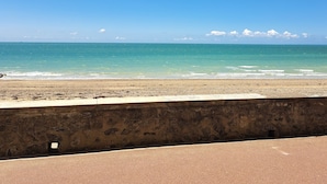 A beach with a clear sky and calm sea. - Nouveaute : Front DE MER Neuf Bien Équipé Belle VUE MER Pour Sejour Parfait (AGON COUTAINVILLE)