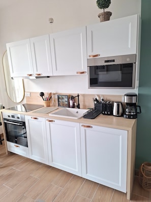 Geladeira, micro-ondas, fogão, cooktop