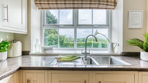 Fridge, microwave, oven, dishwasher - Ty Poeth -  a dog that sleeps 8 guests  in 4 bedrooms (Brynsiencyn)