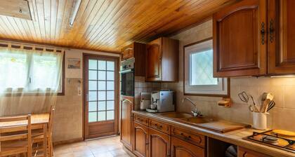 Charming House Near Lake & Ocean, Ideal for 4 with Garden, WiFi, Close to Shops & Activities