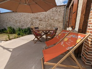 Outdoor dining - Charming Gîte with Terrace Near Loire, 4 Guests, BBQ, Private Parking (Bonnée)