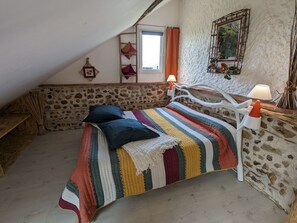 Iron/ironing board, free WiFi, bed sheets - Charming Gîte with Terrace Near Loire, 4 Guests, BBQ, Private Parking (Bonnée)