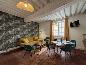 TV - Historic Duplex Apartment in the Heart of Moulins - Modern Comfort and Character (Moulins)