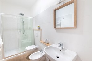 Condo, 1 Bedroom, Ground Floor | Bathroom | Shower, hair dryer, bidet, towels