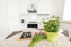 Apartamento, 2 habitaciones | Zona de estar | Una televisión de pantalla plana