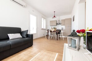 Apartamento, 2 habitaciones | Zona de estar | Una televisión de pantalla plana
