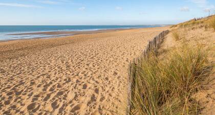 Last Minute! 8-Person Holiday Home with WiFi Near Beach in La Tranche-sur-Mer