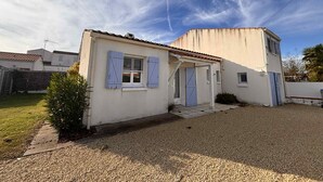 A two-story house with a gravel driveway and a small garden. - Last Minute! 8-Person Holiday Home with WiFi Near Beach in La Tranche-sur-Mer (La Tranche-sur-Mer)