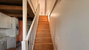 A staircase leading to an upper floor, flanked by white walls and wooden steps. - Last Minute! 8-Person Holiday Home with WiFi Near Beach in La Tranche-sur-Mer (La Tranche-sur-Mer)