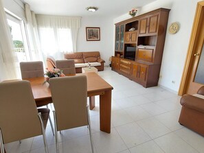 Interior - Coastal Penthouse in Tranquil Grifeu: Terrace, Pets Welcome, 100m to Beach (Llançà)
