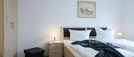 1 bedroom, travel cot, free WiFi, bed sheets