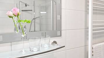 Dusche, Haartrockner, Handtücher