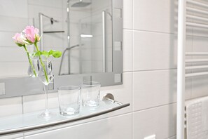 Shower, hair dryer, towels - Ferienwohnung 61 Hogwarts (Neddesitz)