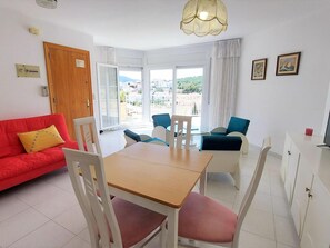 Interior - Penthouse with Terrace, 100m from the Beach in Peaceful Grifeu, Llançà (Llançà)