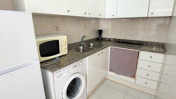 Een koelkast, een magnetron, een oven, een koffiezetapparaat/waterkoker