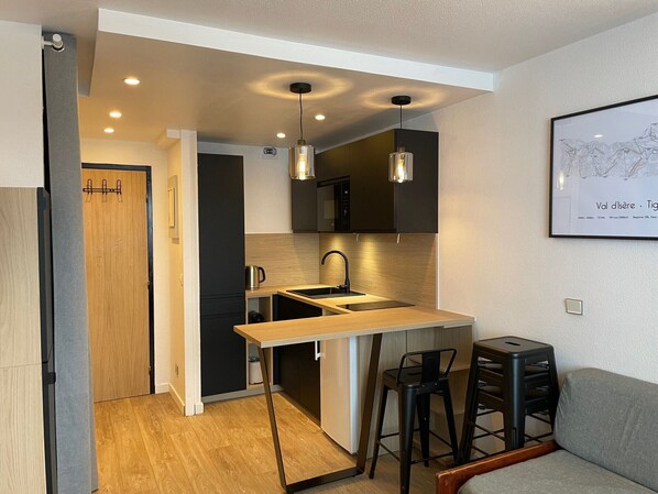 Fridge, oven, stovetop, dishwasher