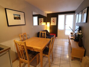 Dining - Tignes: Ski-in/out Apartment for 4, balcony, pets OK, parking, WiFi (Tignes)