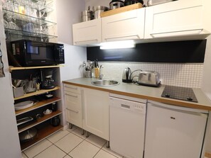 Een koelkast, een microgolfoven, een vaatwasser