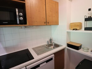 Fridge, dishwasher, coffee/tea maker, toaster