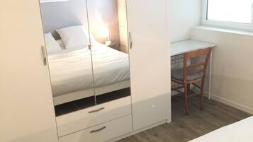 3 chambres, bureau, fer et planche Ă repasser, lit parapluie