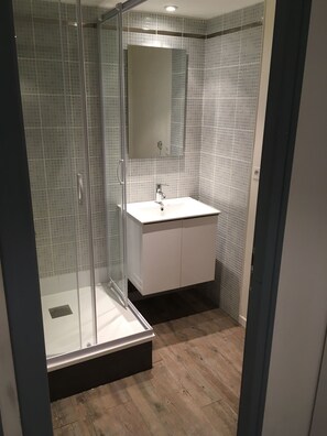 Shower, hair dryer, toilet paper - Gite L'entre Vagues (Saint-Jean-de-Monts)