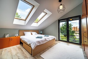 4 bedrooms, desk, WiFi, bed sheets