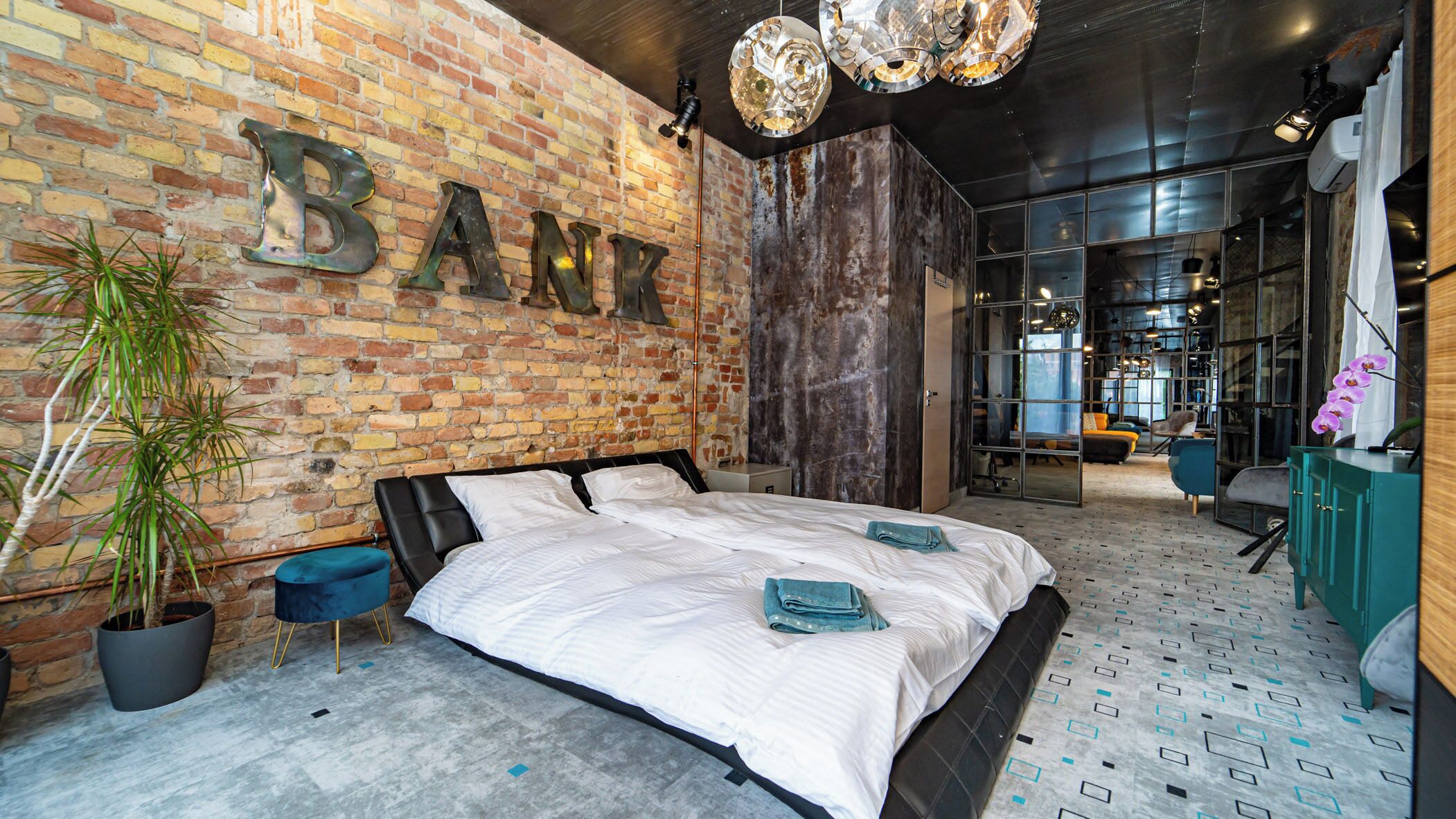 4 bedrooms, desk, WiFi, bed sheets