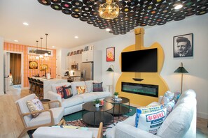 Smart TV, fireplace, video games - Hot Tub & Rooftop Views - Twang Town Terrace (Nashville)