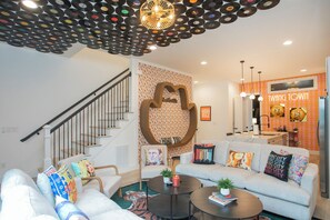 Smart TV, fireplace, video games - Hot Tub & Rooftop Views - Twang Town Terrace (Nashville)