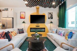 Smart TV, fireplace, video games - Hot Tub & Rooftop Views - Twang Town Terrace (Nashville)