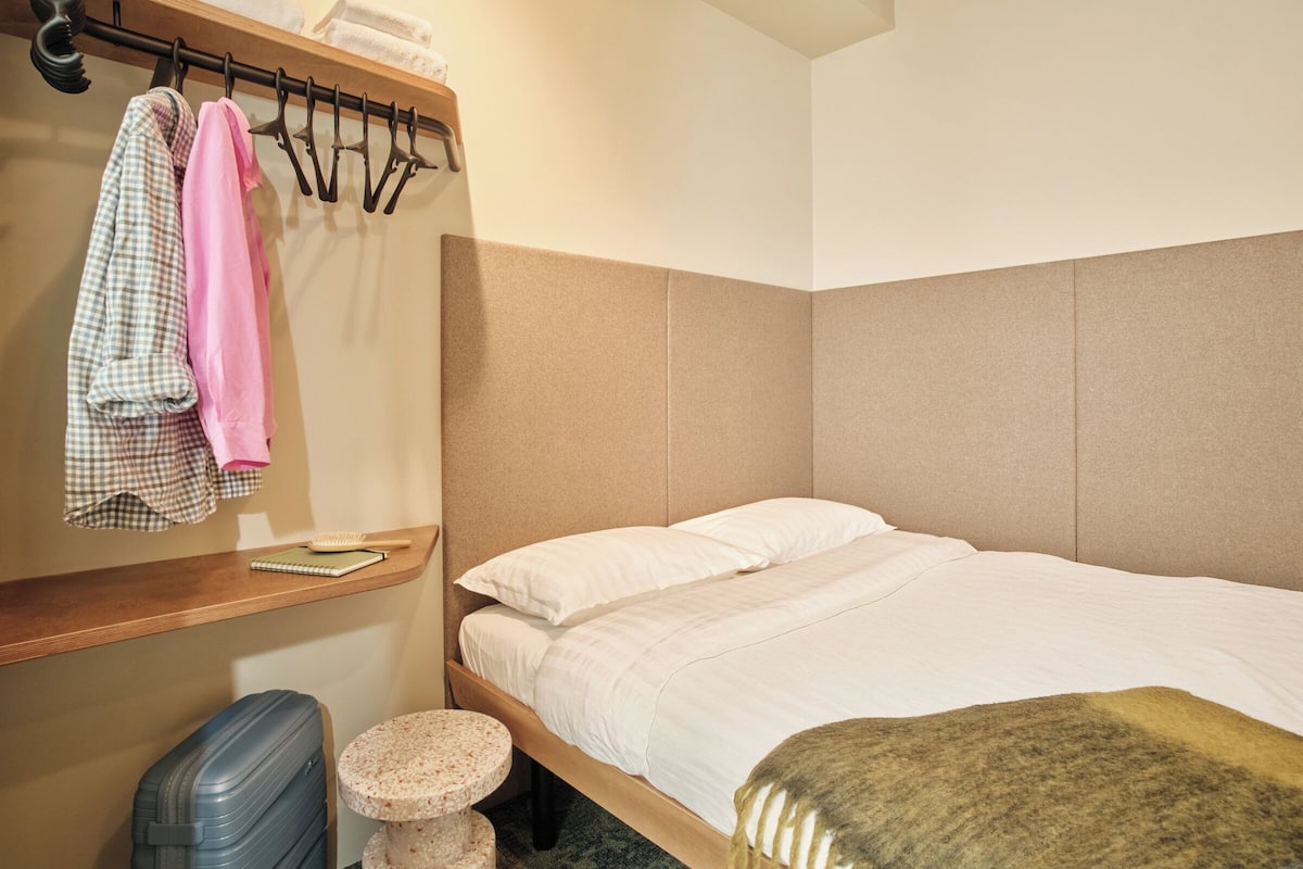 Movie Hub with Shared Bathroom | Geluiddichte muren, een strijkplank/strijkijzer, gratis wifi, beddengoed