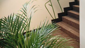 Una escalera con un letrero en la pared que dice "HOT TUB" y un dibujo abstracto verde.