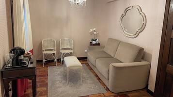 Manor Suite # 1 | Zona de estar | Una televisión