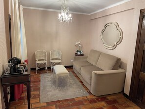 Manor Suite # 1 | Área de sala de estar | Televisión